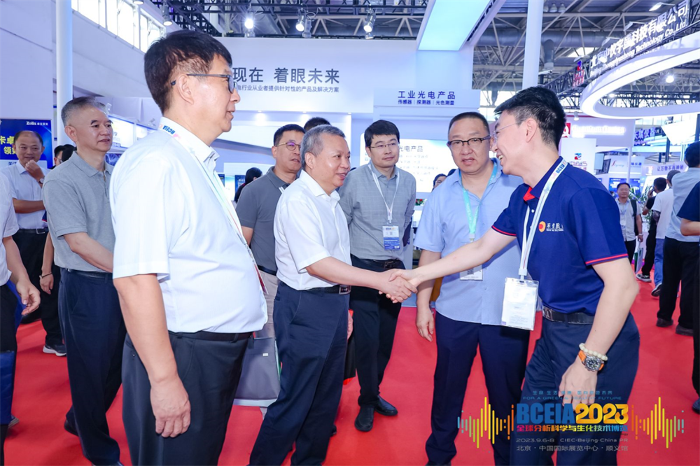 國家國防科技工業(yè)局局長張克儉蒞臨禾信儀器展臺參觀指導(dǎo)