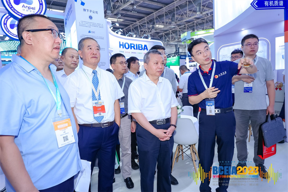 國家國防科技工業(yè)局局長張克儉蒞臨禾信儀器展臺參觀指導(dǎo)