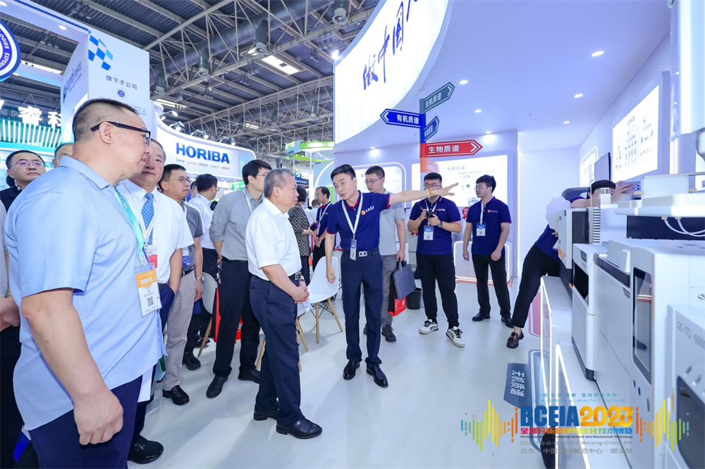國家國防科技工業(yè)局局長張克儉蒞臨禾信儀器展臺參觀指導(dǎo)